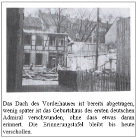 Das Dach des Vorderhauses ist bereits abgetragen, wenig später ist das Geburtshaus des ersten deutschen Admiral verschwunden, ohne dass etwas daran erinnert. Die Erinnerungstafel bleibt bis heute verschollen.