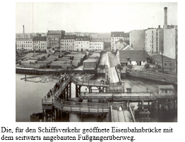 Die, für den Schiffsverkehr geöffnete Eisenbahnbrücke mit dem seitwärts angebauten Fußgängerüberweg.