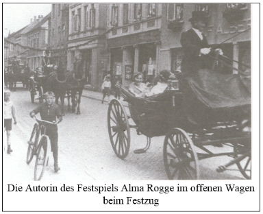 Die Autorin des Festspiels Alma Rogge im offenen Wagen beim Festzug